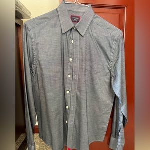 Untuckit long sleeve dress shirt in Men’s Small